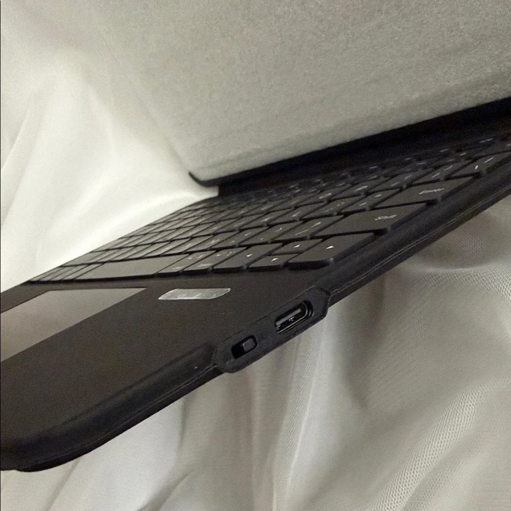 ESR IPAD CASE with Keyboard (iPad 11 Pro 1/2/3 gen)